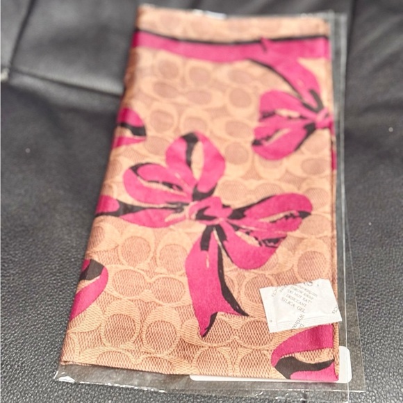 NWT Coach Signature Bow Print Silk Bandana CZ527 in Tan pink - Picture 3 of 6